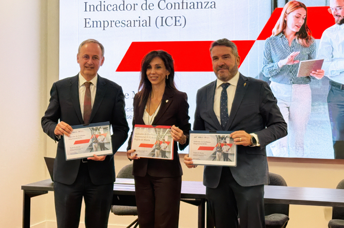 Javier Celdr&aacute;n, director regional de PwC, autora del estudio; Miryam Fuertes, presidenta de la C&aacute;mara de Comercio y de Murcia; y Miguel L&oacute;pez Abad, presidente de Croem