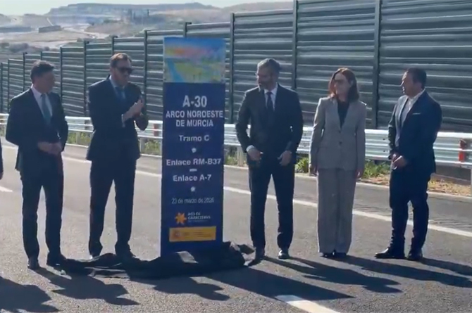 &Oacute;scar Puente (con gafas oscuras) tras destapar el monolito conmemorativo de la inauguraci&oacute;n