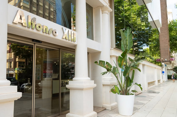 El hotel Alfonso XIII, en Cartagena, tira la casa por la ventana en la celebración de su medio siglo de vida