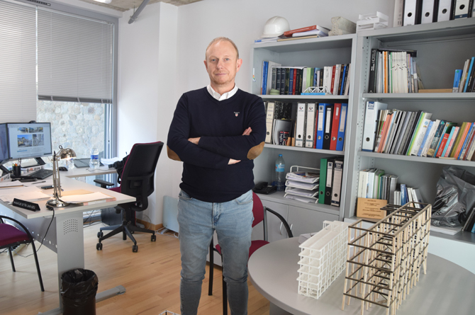 El investigador Carlos Parra