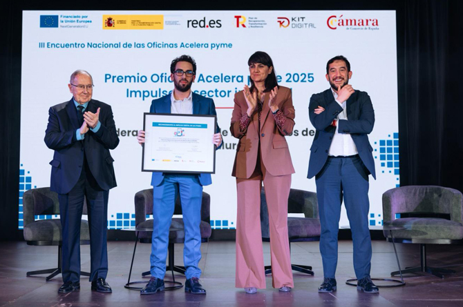 Mar&iacute;a Gonz&aacute;lez Veracruz, secretaria de Estado de Digitalizaci&oacute;n, entreg&oacute; el diploma acreditativo a Cristian Rabad&aacute;n, t&eacute;cnico de la OPA