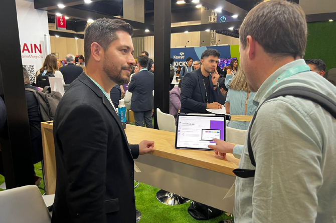 Héctor Soto, CEO de One Plan, en la feria 'eMerge Americas 2024', en Miami