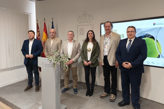 La consejera, Sara Rubira, junto al alcalde de Moratalla, Juan Soria, y el chef Firo Vázquez, en la presentación de 'Moratalla Entre Oliveras'