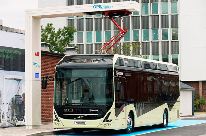 Modelo de autobús eléctrico con sistema de pantógrafo invertido para cargar desde el techo del vehículo