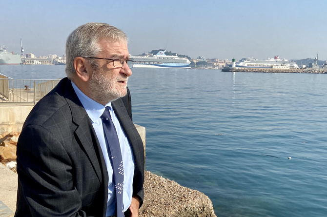Alberto Castillo en uno de sus rincones preferidos: la bahía de Cartagena vista desde el Faro de Navidad
