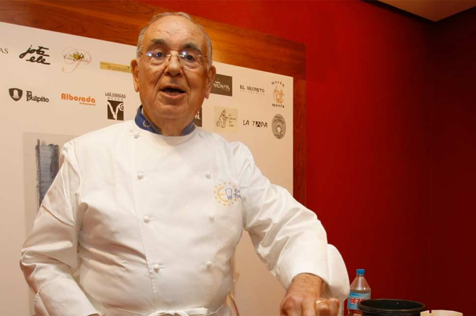 Raimundo González, entre fogones, con su tradicional chaquetilla de cocinero