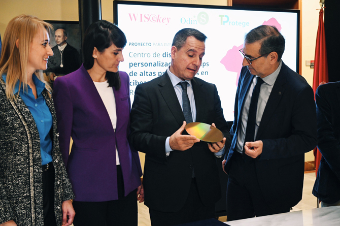 Imagen del 29 de febrero. José Trigueros, directivo de la Spin Off de la UMU Odin Solutions, muestra al rector, a la secretaria de Estado y a la delegada del Gobierno el material con el que se fabrican los chip