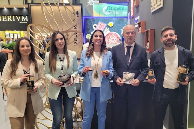 Sara Rubira, consejera de Agricultura, durante su visita a la Feria Salón Gourmet en Madrid