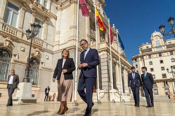 De izquierda a derecha: Noelia Arroyo, alcaldesa de Cartagena y José Ballesta, alcalde de Murcia