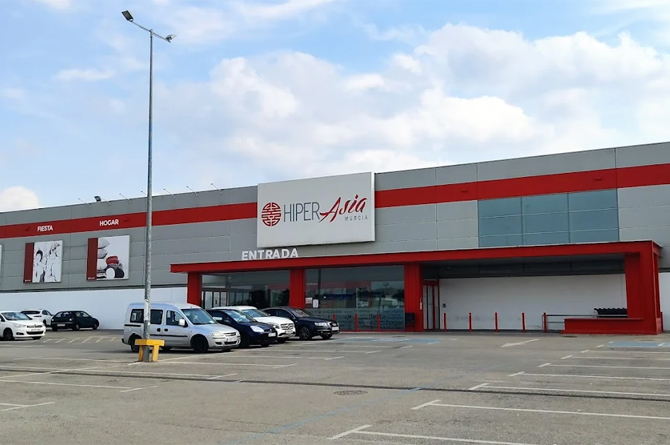 Fachada del Híper Asia del polígono Oeste, en Alcantarilla
