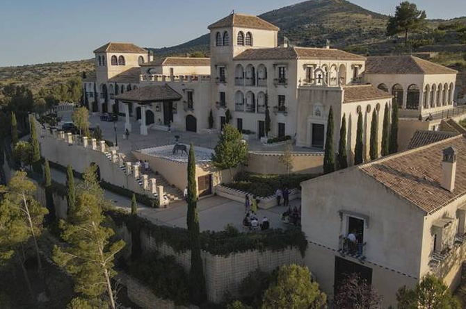 Imagen del palacete en el interior de la finca Maybri, en Moratalla