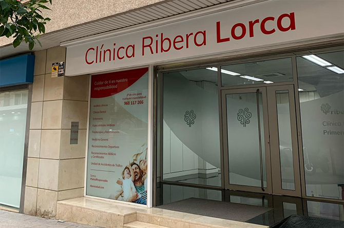Entrada a la Clínica Ribera en Lorca