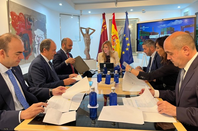 Reunión de los miembros del Comité Aranceles presidida por la consejera de Empresa, Marisa López Aragón