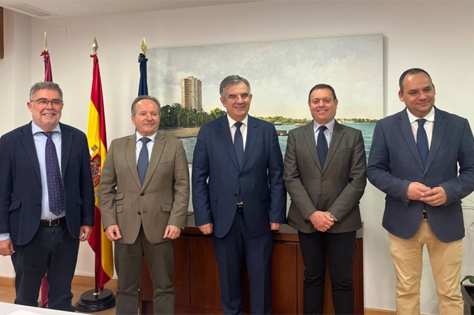 Representantes de la cátedra y de la Fundación Universidad Empresa tras la firma del acuerdo