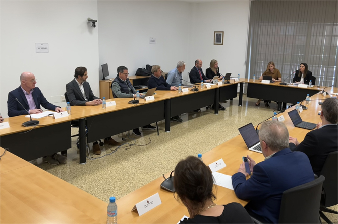Las consejeras Sara Rubira y Marisa López Aragón durante la reunión con representantes del sector agroalimentario afectados por los aranceles de EEUU