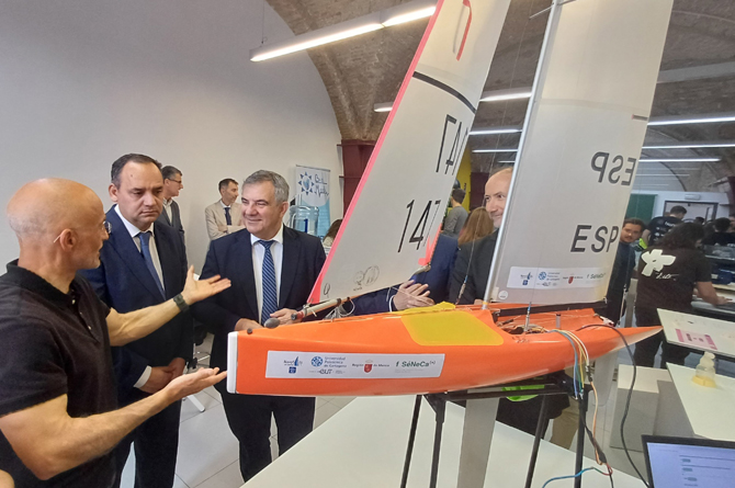 Juan Mar&iacute;a V&aacute;zquez Y Mathieu Kessler, junto al velero que tomar&aacute; parte en la 'Micro ruta de la sal, una competici&oacute;n de veleros aut&oacute;nomos