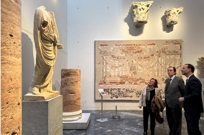 Elena Ruiz, Jaime Alfons&iacute;n y Miguel &Aacute;ngel Cerd&aacute;n en una visita al Museo del Teatro Romano de Cartagena