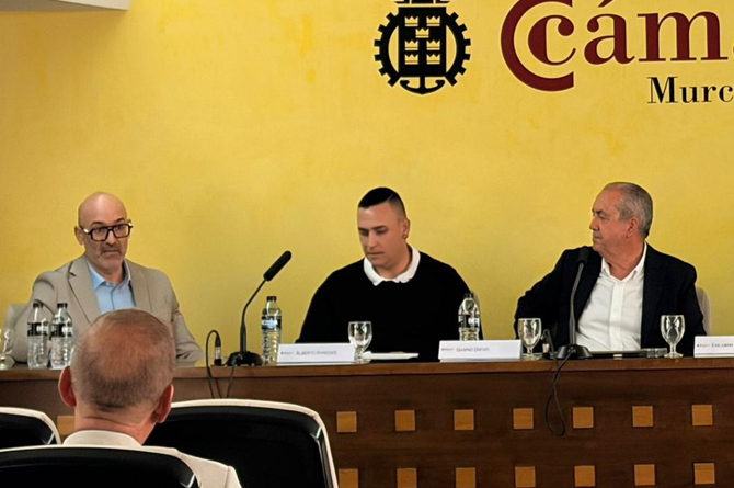 Francisco Lafuente, primero por la izquierda, en el '&lsquo;Desayuno Log&iacute;stico Exclusivo'