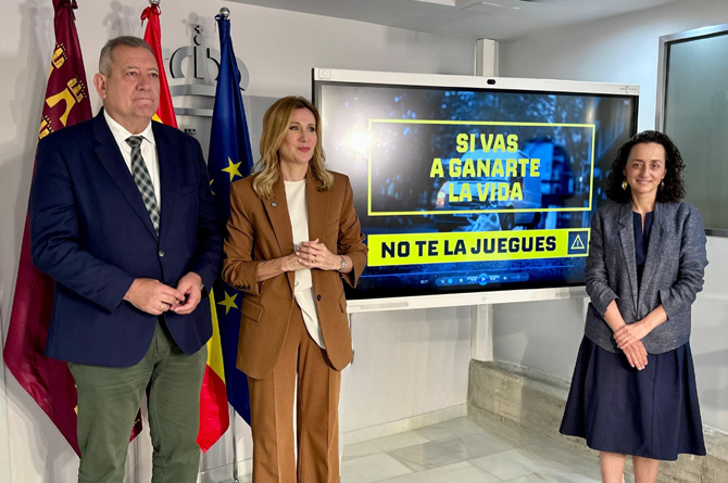 Marisa L&oacute;pez Arag&oacute;n, junto con Ana Losantos y Juan Mar&iacute;n durante la presentaci&oacute;n de la campa&ntilde;a de concienciaci&oacute;n 'Si vas a ganarte la vida, no te la juegues'
