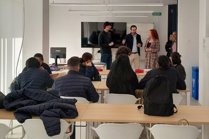 La directora general del SEF, Pilar Valero, durante una visita a alumnos