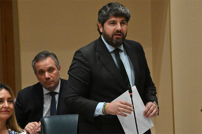 L&oacute;pez Miras, en la Asamblea Regional, junto a la consejera Conchita Ruiz y el portavoz parlamentario del PP, Joaqu&iacute;n Segado