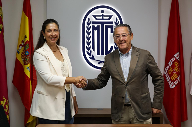 Natalia G&oacute;mez, directora de PCM Inmobiliaria, y Francisco Mart&iacute;nez Ruiz, presidente del Real Murcia Club de Tenis