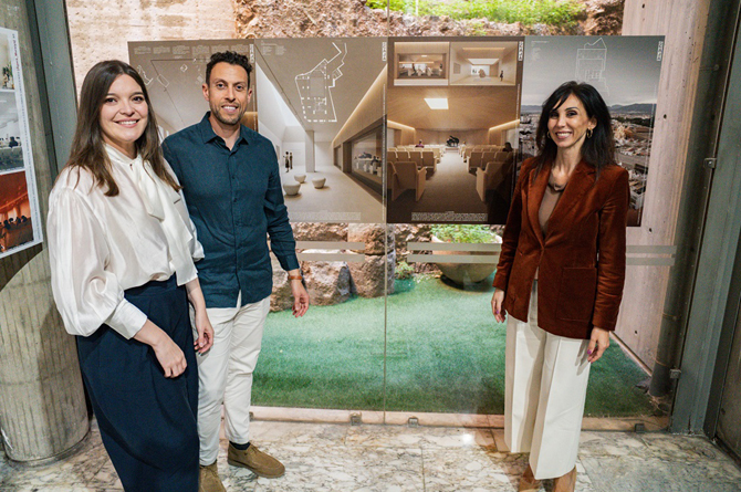 Gemma Gonz&aacute;lez y Jos&eacute; Manuel Mu&ntilde;oz, los arquitectos ganadores del proyecto, junto a Miryam Fuertes, presidenta de la C&aacute;mara de Murcia