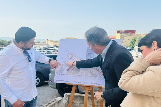 El alcalde de Lorca muestra la zona de nuevo desarrollo urbanístico El alcalde de Lorca muestra la zona de nuevo desarrollo urbanístico