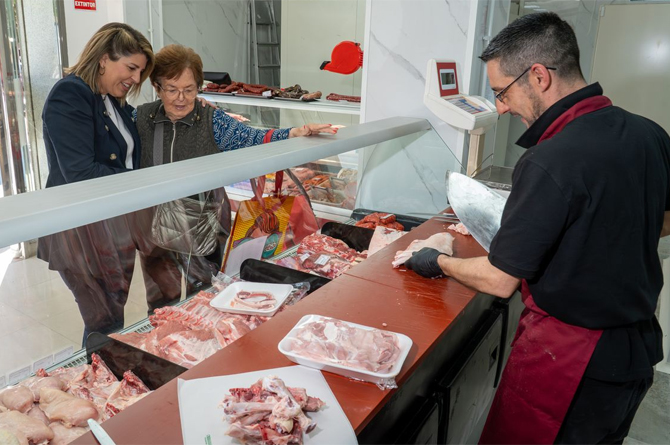 Noelia Arroyo, en una carninec&iacute;a reci&eacute;n abierta como nuevo negocio en Cartagena