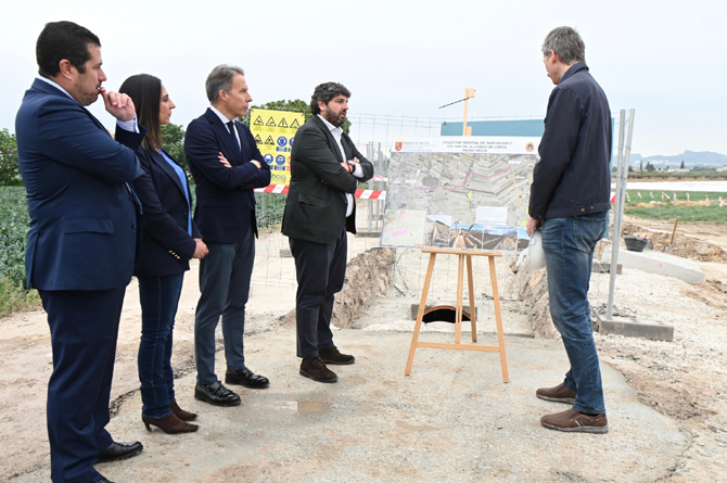 L&oacute;pez Miras y Fulgencio Gil, alcalde de Lorca, en la visita a las obras