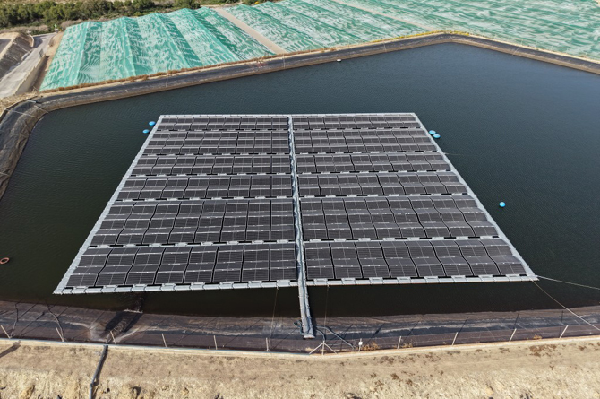 Perichán refuerza su consumo eléctrico con una planta fotovoltaica flotante