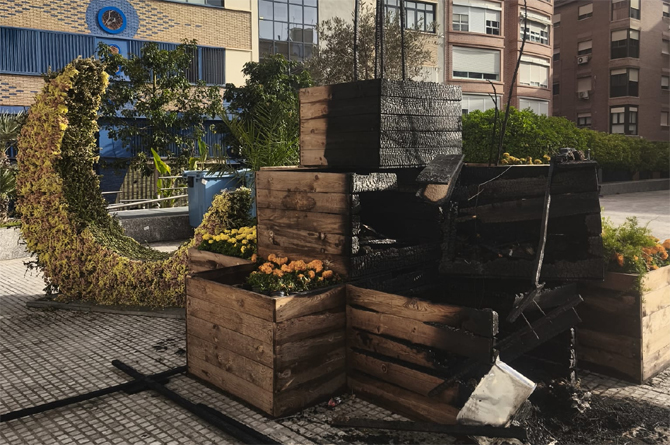 Estado en que qued&oacute; el monumento levantado con plantas