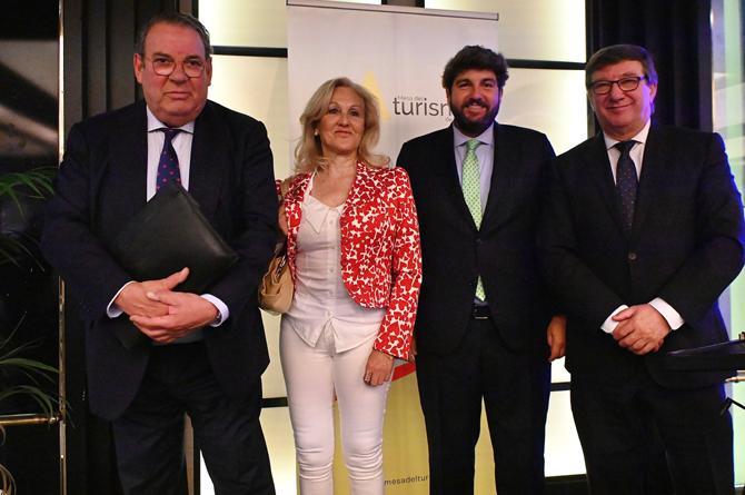 López Miras, junto al presidente de la Mesa del Turismo, Juan Molas; el secretario general de la Mesa, Carlos Abella; y Soledad Díaz, miembro de la Mesa del Turismo de España