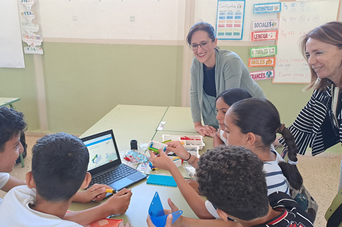 Responsables de Emuasa y del ayuntamiento de Murcia con niños del colegio Los Rosales