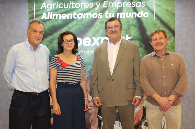 Cecilio Peregrín, segundo por la derecha, junto a directivos de Proexport y de Fepex