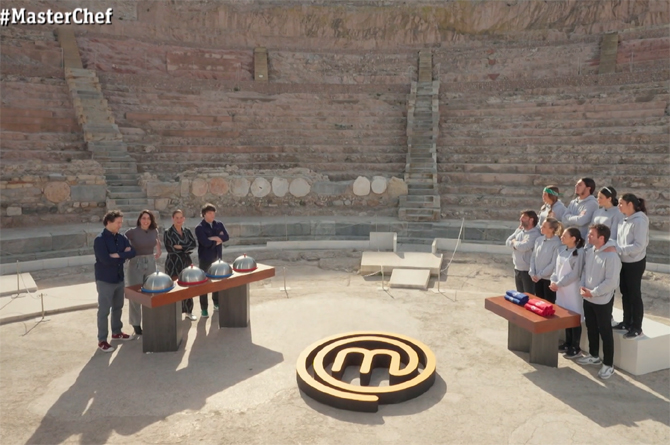 Los jueces de MasterChef con Ruth Lorenzo (a la izquierda) y los ocho concursantes en el Teatro Romano de Cartagena. Imagen: TVE