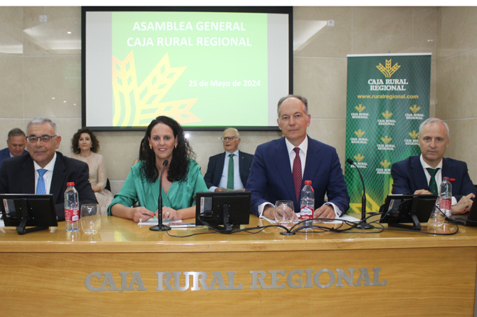 Juan Andrés Jiménez Muñoz, presidente de Caja Rural Regional (2º por la derecha), junto a otros miembros del Consejo Rector