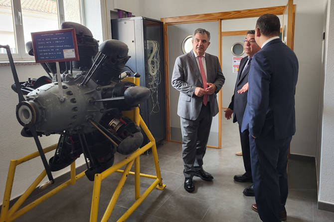 El consejero Juan María Vázquez en el laboratorio de Aerodinámica Experimental del Centro Universitario de Defensa (CUD)