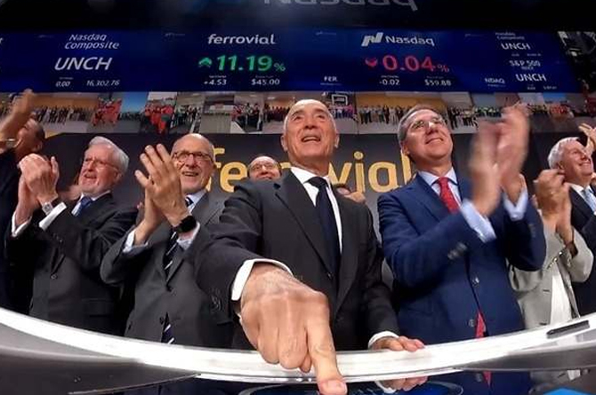 Rafael del Pino, en el centro, da la salida a las cotizaciones de Ferrovial en el Nasdaq