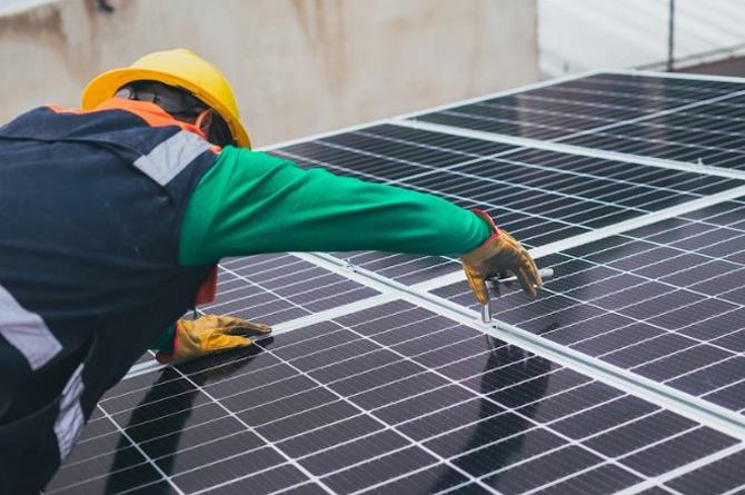 La instalación de placas solares se ha convertido en un importante refugio laboral para los trabajadores extranjeros