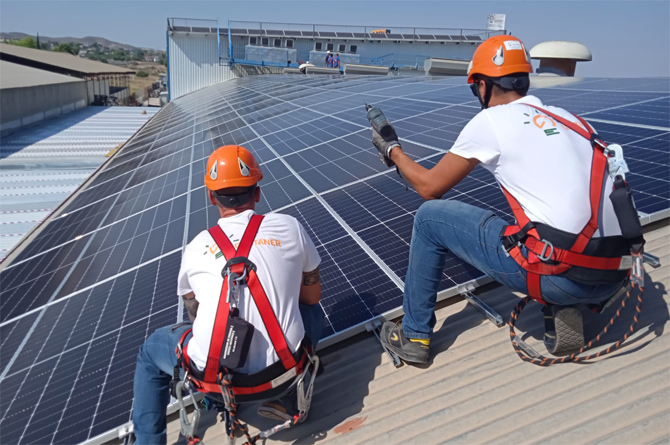 Instaladores de Gestaner en la planta solar sobrecubierta en Disfrimur