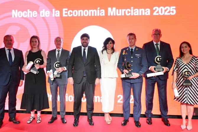Foto de familia del presidente Fernando López Miras con los premiados