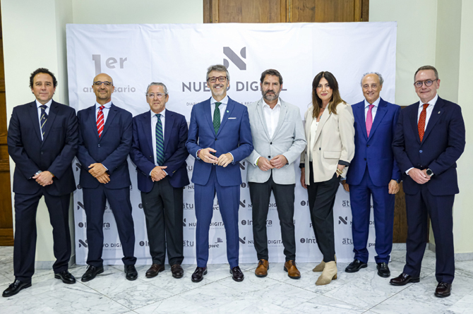 Los miembros de la sociedad editora de El Nuevo Digital con el ponente, Juan Luis Pedreño, y el consejero de Economía y Transformación Digital, Luis Alberto Marín, en el centro