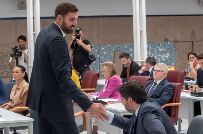 José Ángel Antelo, líder de Vox, saludando al presidente de la Región, Fernando López Miras