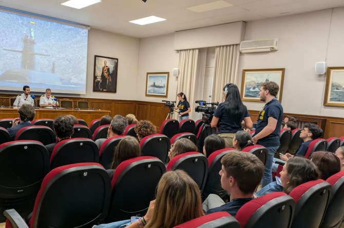 Un grupo de estudiantes de la UCAM durante la rueda de prensa ficticia del simulacro