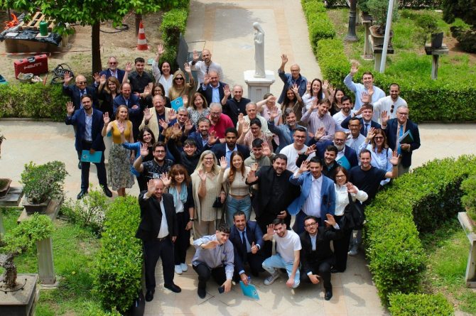 Foto de familia de los asistentes al acto celebrado en el Campus de Los Jerónimos