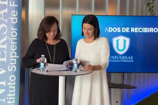 Antonia Griñán, gerente de Tessai, firma el convenio con Mirella Mirella Molina, directora académica de Universae