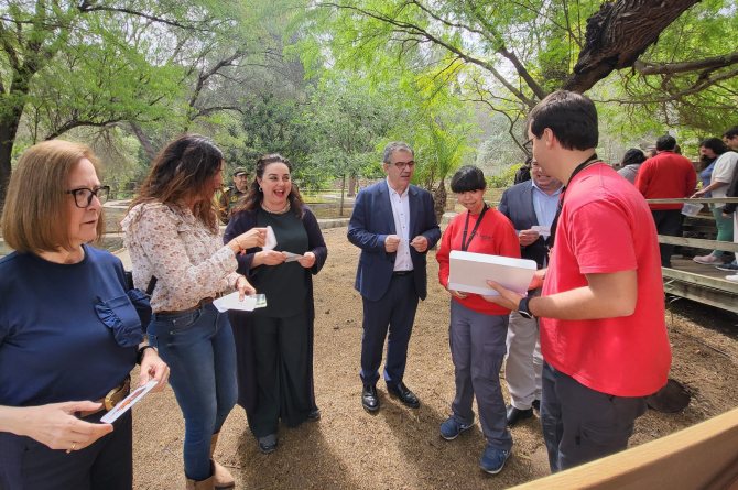El consejero de Medio Ambiente, Juan María Vázquez, durante visita uno de los talleres puestos en marcha por Fundown en el Jardín Botánico Arboretum El Valle
