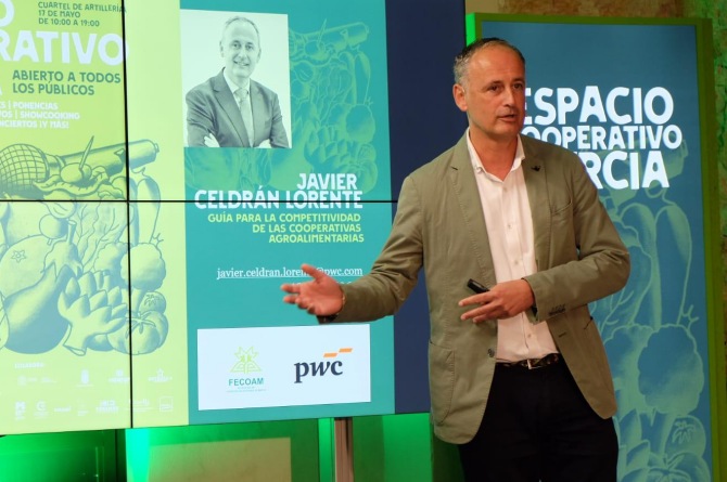 Javier Celdrán, director de PwC en la Región de Murcia, expone la guía redactada para Fecoam