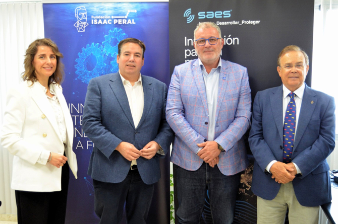 Directivos de SAES y de la Fundación Isaac Peral tras la firma del convenio